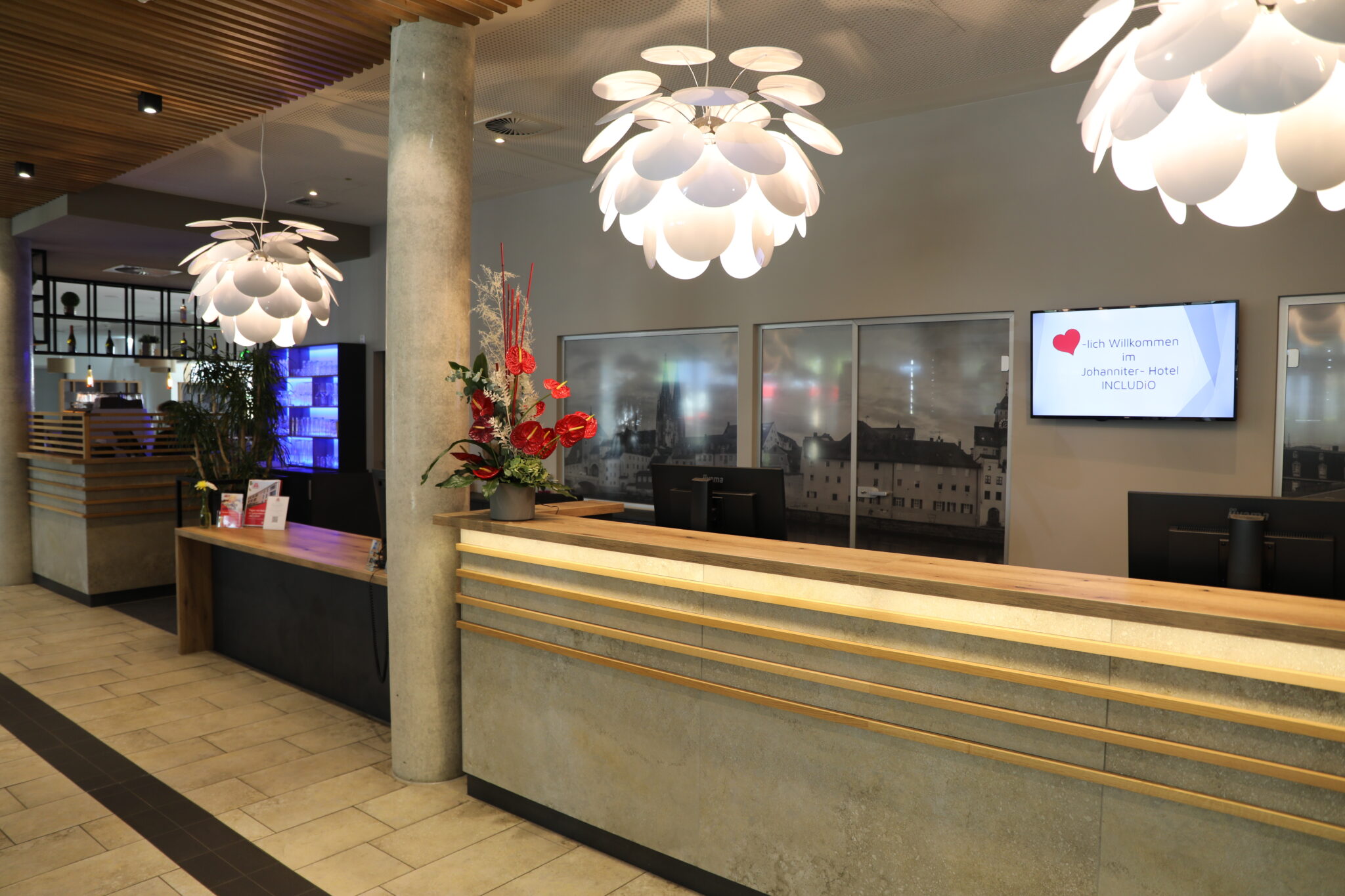 Rezeption mit abgesenktem Empfangstresen & taktilem Leitsystem im Inklusionshotel Johanniter-Hotel Regensburg