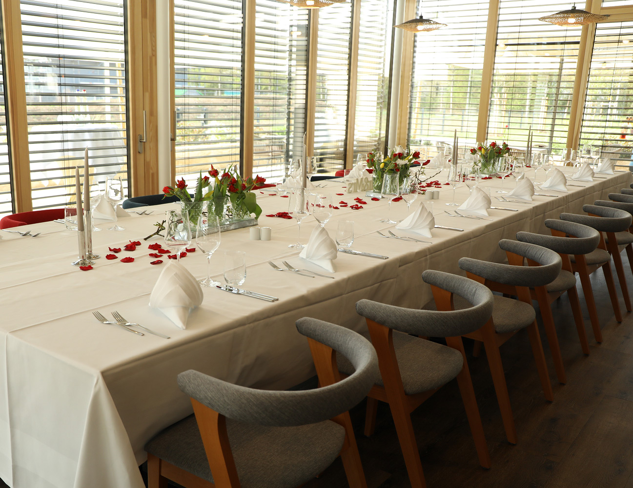 Gedeckte Tafel für eine Hochzeit im Hotel INCLUDiO Regensburg
