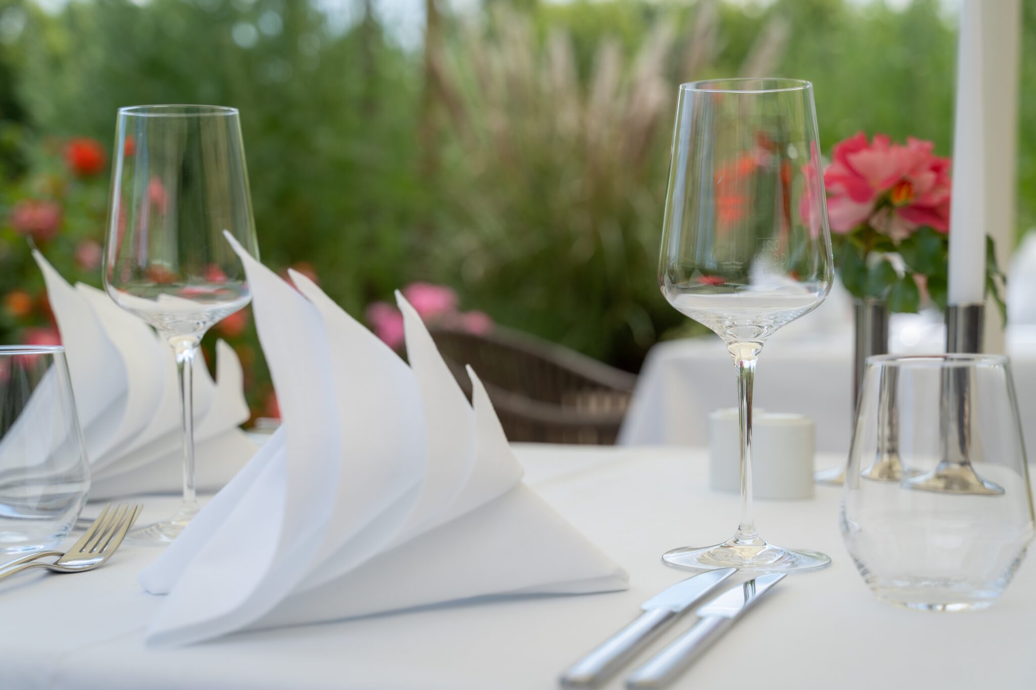 Serviettenform auf einem gedeckten Tisch im Hotel Includio Regensburg