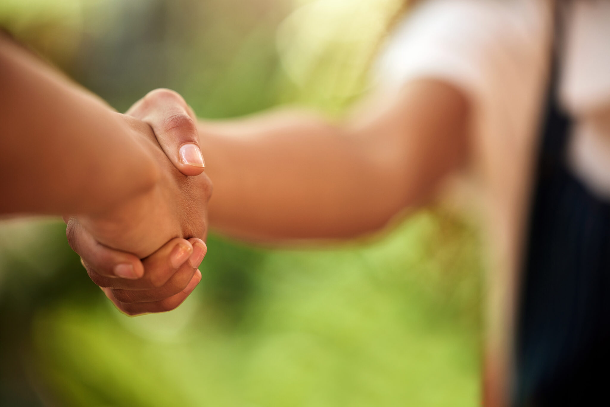 Menschen schütteln sich die Hände